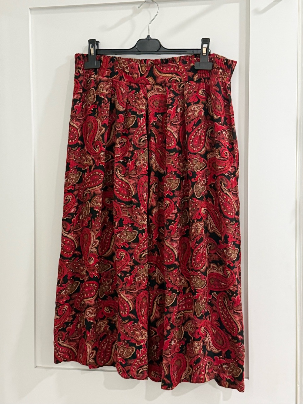 VTG Modiano black midi skirt w/ red paisley pattern (fair, fits like L)